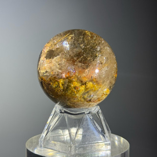 明明天然水晶｜精品巴西黃紅幽靈水晶球46mm｜礦物共生x 黑髮 x 彩虹光｜事業高峰、避邪化煞