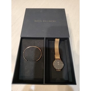 Daniel Wellington 品牌的經典 Petite Melrose 系列腕錶與搭配的 Classic 手環