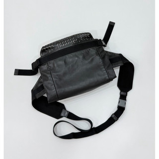 BOTTEGA VENETA BV 黑 鏤空 牛皮 拉鍊 胸包 胸口包 腰包 斜背包