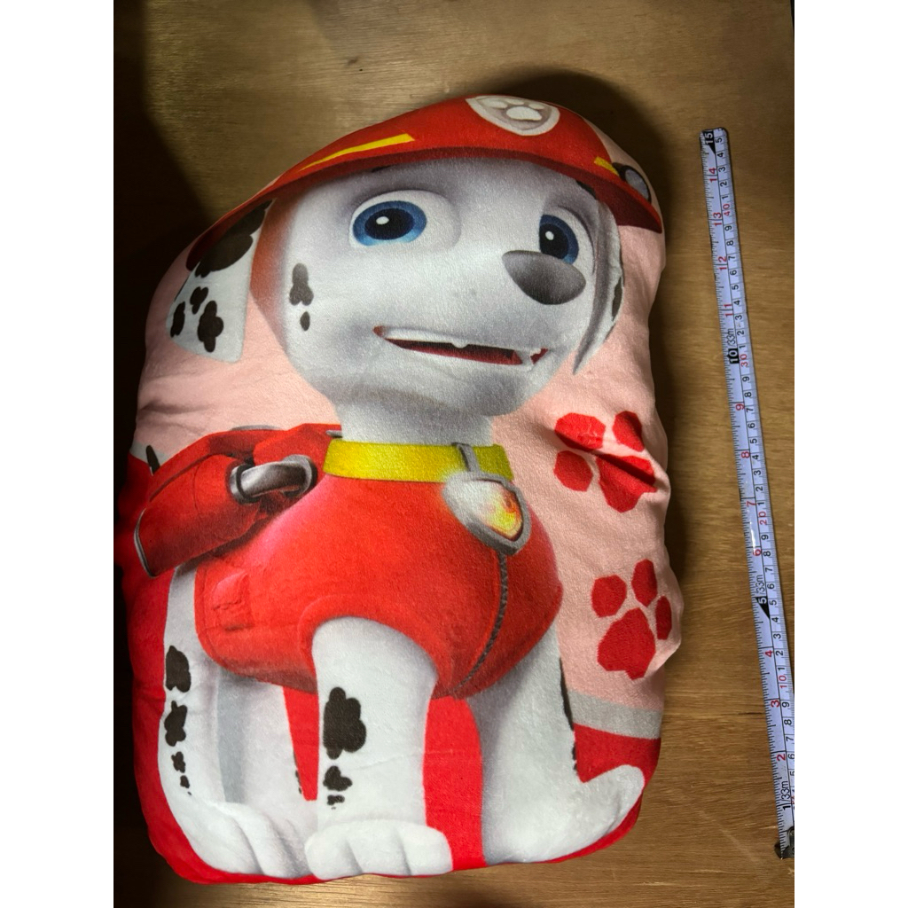 《汪汪隊立大功》（PAW Patrol）人氣角色「毛毛」（Marshall）的造型絨毛抱枕