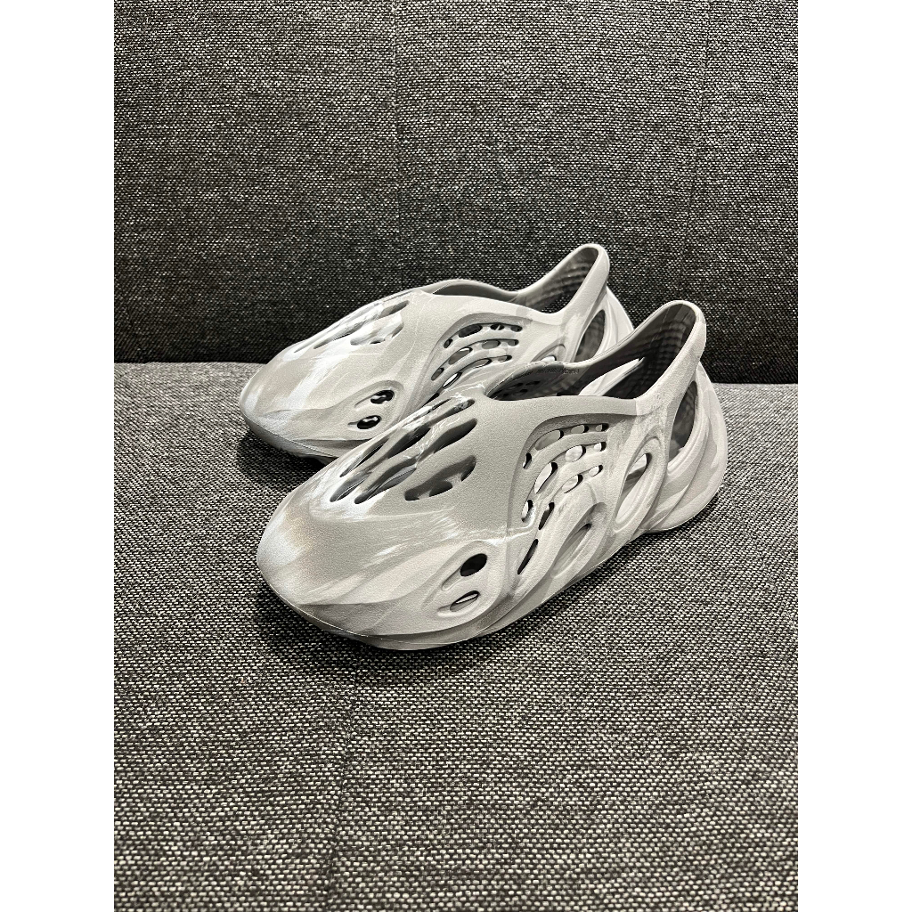 【𝐆𝐎𝐋𝐃𝐄𝐍 中壢店】ADIDAS YEEZY FOAM 橡膠運動鞋