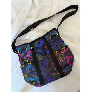 【LeSportsac】正品 經典款 花卉 輕量尼龍束口水桶包 / 斜背包 復古紫藍花卉圖騰（大容量/抗髒/降落傘布）