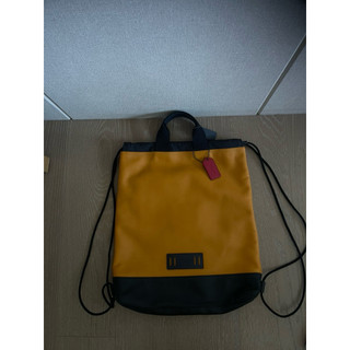 Coach Academy Drawstring Backpack 系列（束口托特／後背兩用包）。