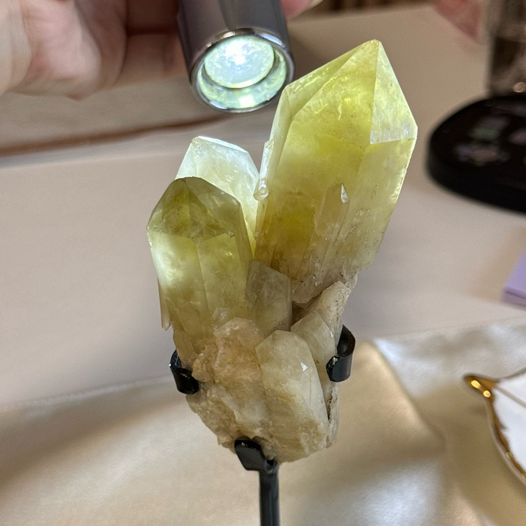 c款 天然黃水晶 透料 萌芽晶簇 黃水晶原礦8*8*20cm 附黑架 黃水晶擺件 優惠價 招財擺件 天然黃 現貨實拍