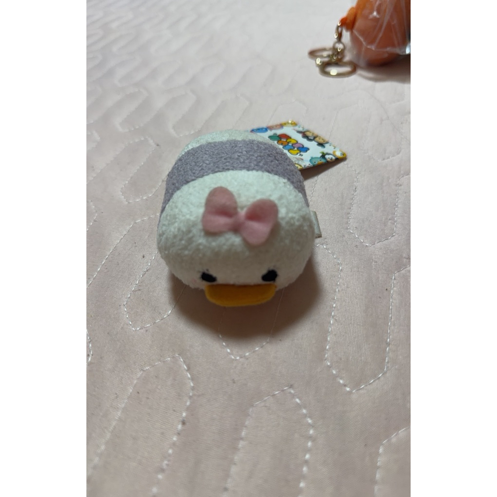 Disney Tsum Tsum 系列的黛西鴨 (Daisy Duck) 迷你絨毛玩偶