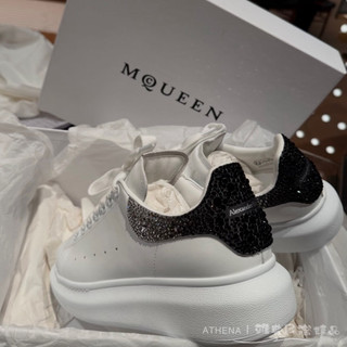 ᴀᴛʜᴇɴᴀ｜Alexander McQueen 漸變水鑽🤍🖤 熱銷 不退流行 小白鞋