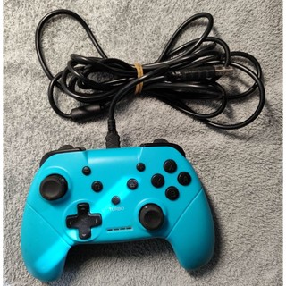 任天堂 Switch 的藍色有線控制器
