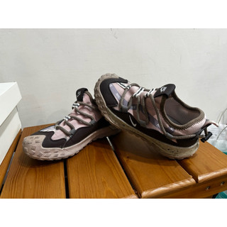 Nike ACG Mountain Fly Low 戶外運動鞋。