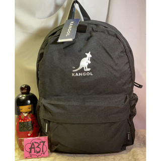 品牌 KANGOL 袋鼠 經典款 防潑水 p銀河後背包（大_宇宙黑），背後軟墊加可調整減壓背帶，左右兩側皆有小水。