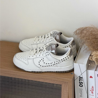 NIKE DUNK LOW "EYELET SWOOSH" 奶油白 荔枝皮 液態銀 休閒鞋 IU3488-133