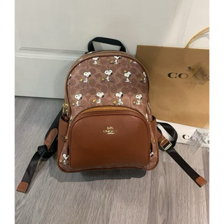 新品蔻馳小C雙肩包史努比背包，內建拉鍊袋/手機袋/多功能袋，筆記本電腦隔層，配有拉鍊開合拉鍊開合，垂直長度2"頂部手柄