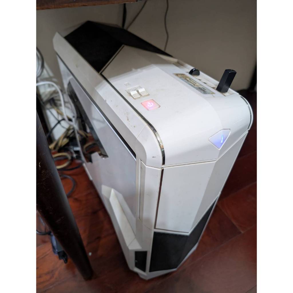 二手舊主機 CPU E3-1231 v3。記憶體16GB。RTX 1060 。SSD 500GB 。1TB硬碟。
