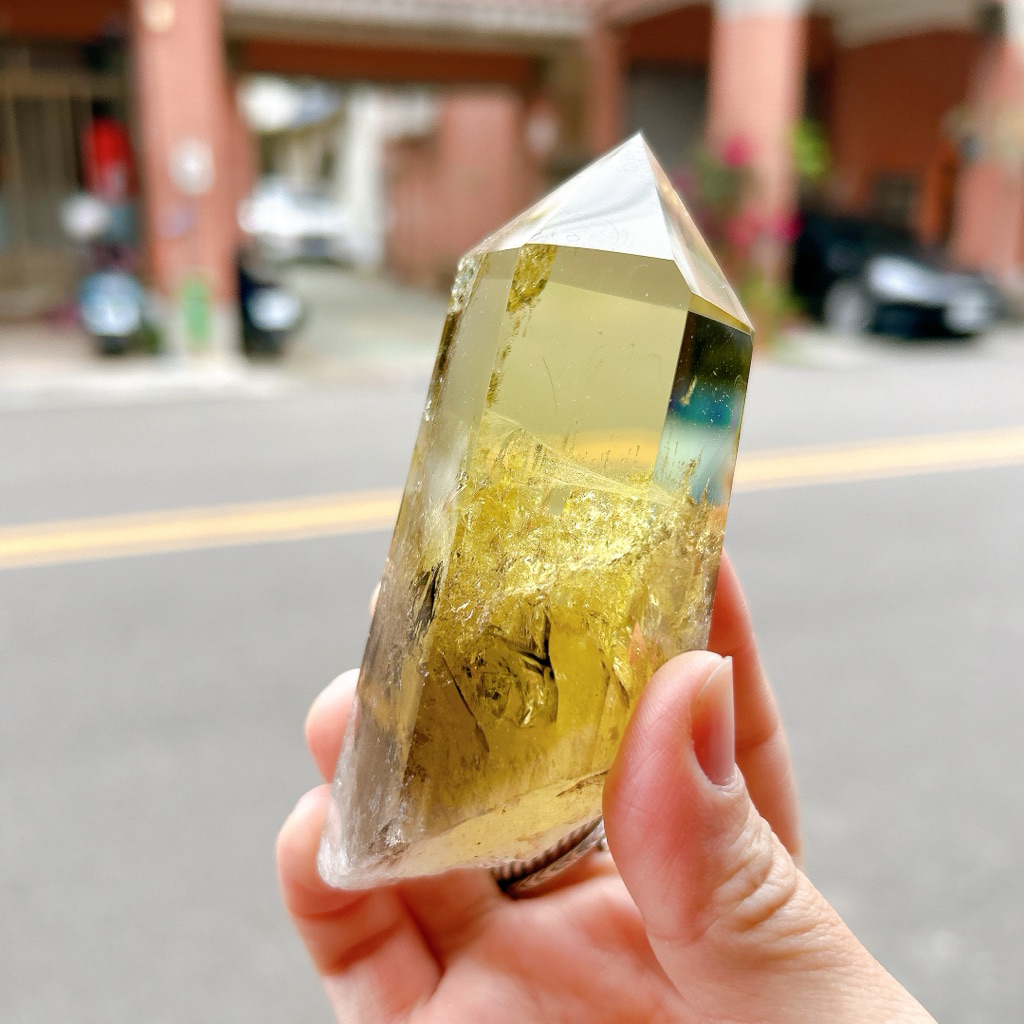 ▪️𝐶𝑖𝑡𝑟𝑖𝑛𝑒茶黃晶原礦柱▪️無底座 帶彩 茶黃晶柱 茶黃晶原礦 茶黃晶 帶閃片 招財聚財 黃水晶柱