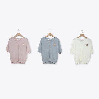 【CUMAR】小熊刺繡V領排釦短袖針織外套 白 粉 灰(魅力商品)