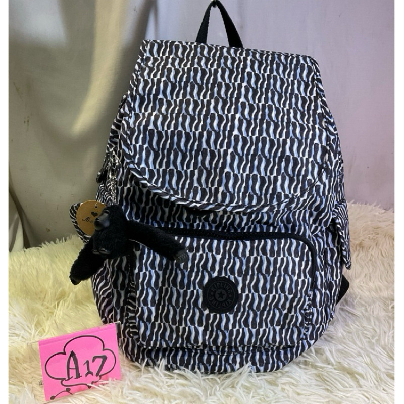 品牌 KIPLING『猴子包』藍白波紋拉鍊掀蓋後背包-CITY PACK S，推薦商務人士、短程輕旅行者