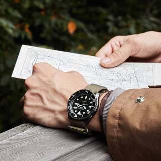 SEIKO精工 5 Sports 軍綠 黑水鬼 43mm SRPD65K4【Watch On-line Store】