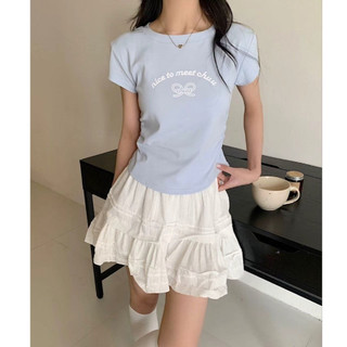 【CHILL】現貨 自帶腰身｜蝴蝶結字母刺繡短版Tee 側抓皺 圓弧下擺 韓系女裝 蝴蝶結T恤 抓皺T恤