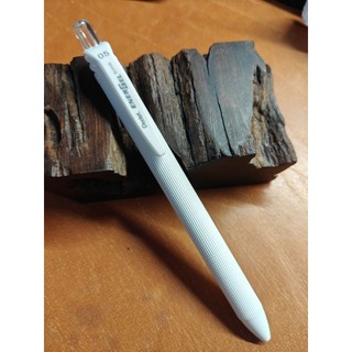 Pentel飛龍 ENERGEL BLN105中性筆，筆桿已經改成純白鋁合金筆桿，純白高顏值，整筆重16克，內附筆芯一支