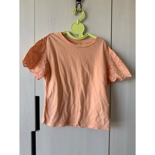 二手：uniqlo女童蕾絲袖造型上衣（130公分）