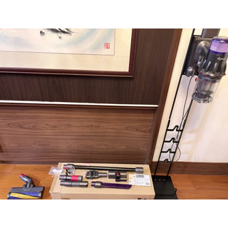台灣恆隆行購買 Dyson Digital Slim Fluffy SV18 手持吸塵器 直立收納架