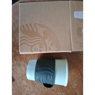 ​【全新正版】Starbucks 星巴克咖啡馬克杯附隔熱杯套 (355ml) - 質感女神浮雕設計、附皮革質感杯套