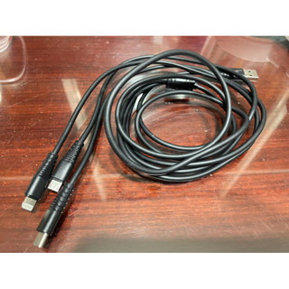 這是一條黑色的一拖三數據線 配有Lightning、Micro USB 和 Type-C 三個接頭。