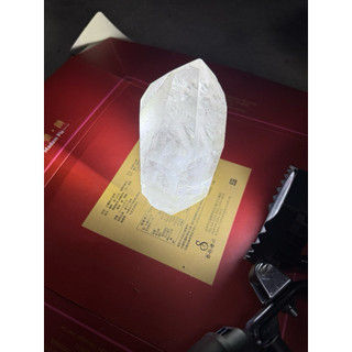 白水晶柱（Clear Quartz Pillar）原礦帶有明顯的生長紋與天然結晶面