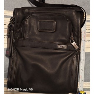 TUMI Alpha 3 系列的牛皮直式小型斜背包 / 口袋包（Pocket Bag Small）