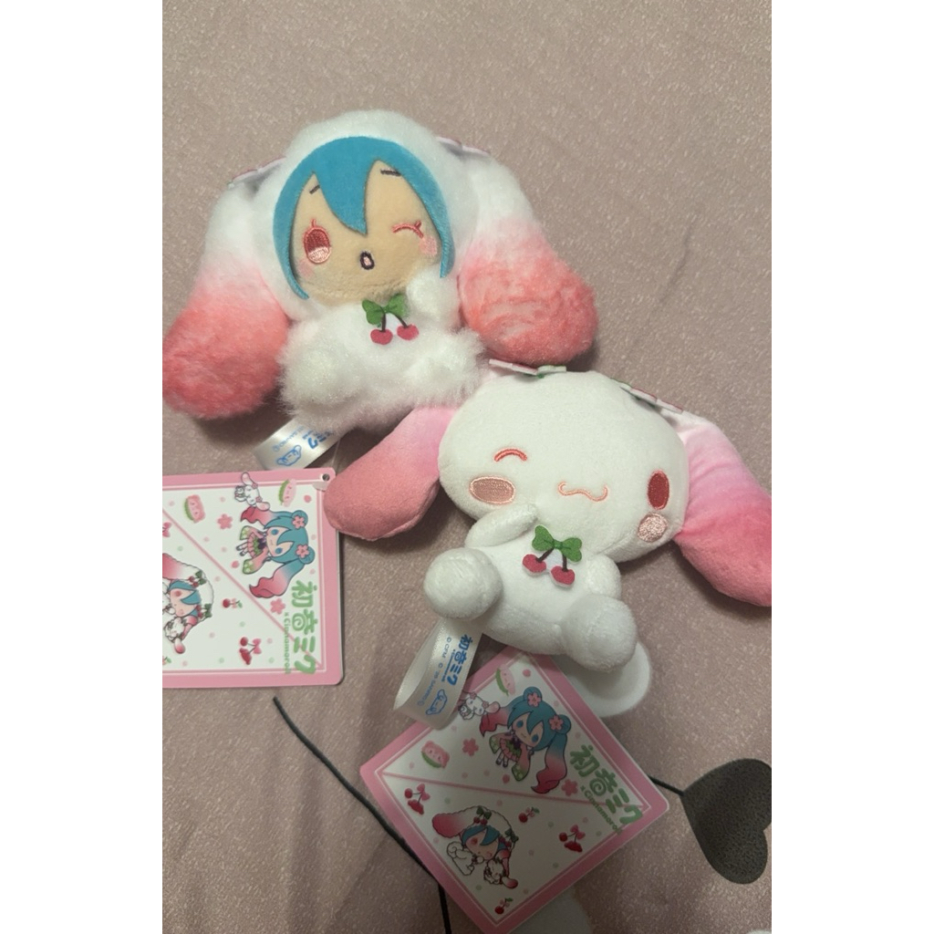 日本帶回🇯🇵正版 初音 大耳狗 聯名 娃娃 吊飾 櫻花 櫻桃 喜拿犬 三麗鷗 景品