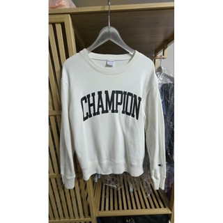 正貨白色胸前印有黑色 CHAMPION"字樣的 Champion圓領衛衣，經典款二手大學Tee上衣