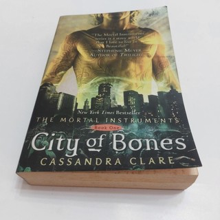 書／Cassandra Clare／《骸骨之城：天使聖物1》（City of Bones），485頁，有黃斑（5350）