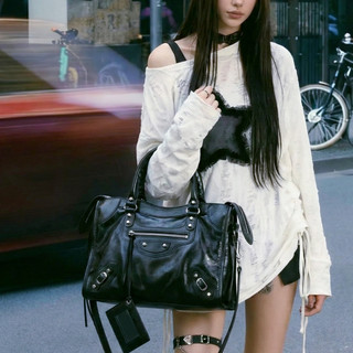 【 葬 花 】酷辣率性 ☥ 黑色方型大容量機車包女斜背包