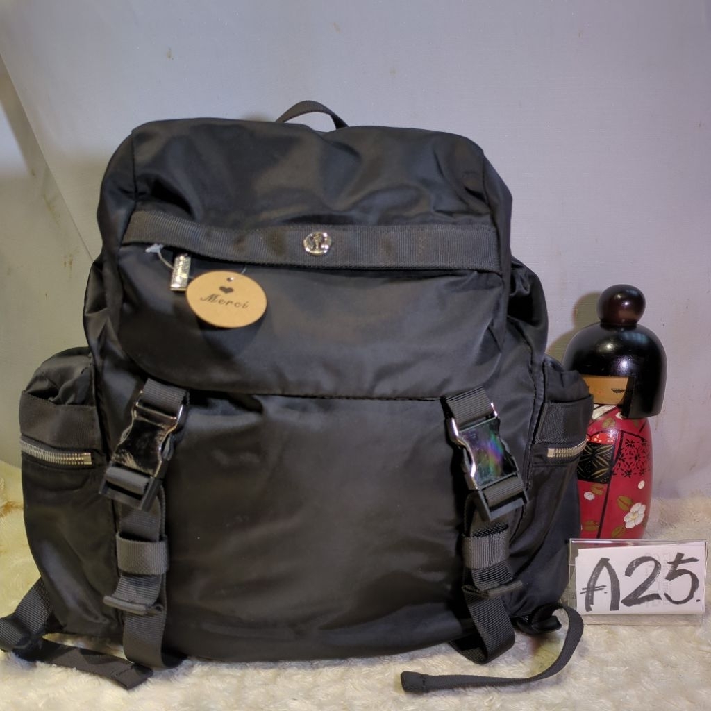 品牌 lululemon Wunderlust 黑色背包迷你款14L，這款背包採用了抽繩開口設計，有多個口袋。