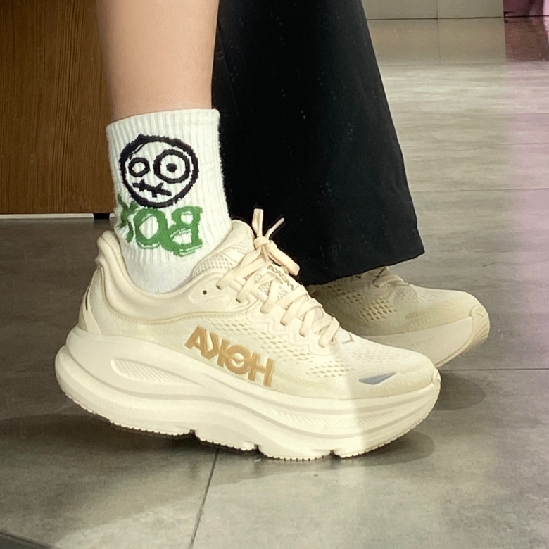 Coco 日本潮鞋代購●HOKA ONE ONE Bondi 9 百搭舒適 耐磨支撐 低幫 休閒城市通勤跑步鞋 米色