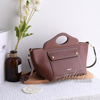 【茱麗葉精品】BURBERRY 8039045 Mini Soft Pocket牛皮手提兩用包.咖 現貨在台