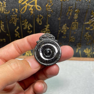 翡翠 烏雞 福貝 掛件 天然緬甸玉A貨 滿色 圓形無事牌 雙龍護主 保平安 福氣滿滿 手工雕刻 含綁繩 現貨 彩玉閣