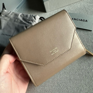 最後降價💕全新Balenciaga巴黎世家絕美奶茶色經典三折皮革中夾短夾錢夾🤎🧡小包專用錢夾 絕對真品!!!