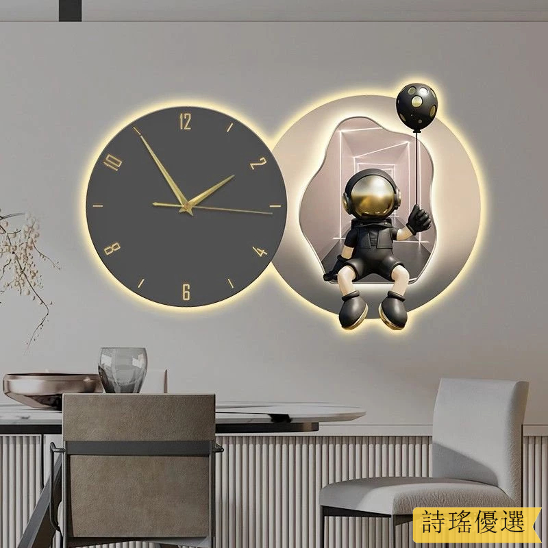 暢銷☣の太空人裝飾時鐘 太空掛壁時鐘 背景畫潮款周邊餐廳裝飾畫簡約飯廳餐桌背景牆掛畫帶鐘錶太空人時鐘壁畫