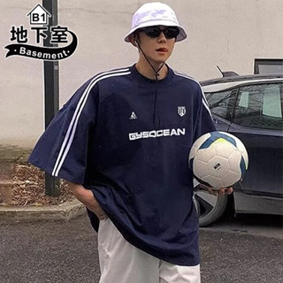地下室B1-短袖T恤 美式復古運動風GYSOCEAN印刷短袖上衣 寬鬆 五分袖 足球衣 男生衣服 男裝【NL624160