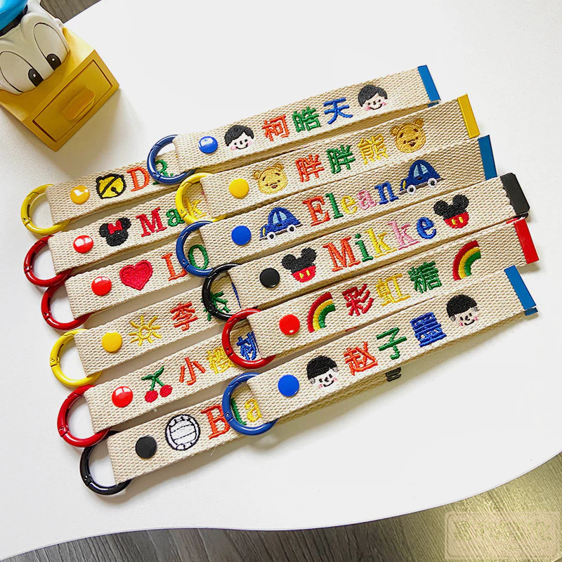 【全場客製化】 原創幼兒園彩色字母客製卡通飄帶掛件織帶刺繡寶寶姓名客製包鑰匙