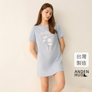【Anden Hud】連身 夏日暖陽．吸濕排汗圓領中長版短袖睡衣(淺灰藍-大雛菊) 純棉臺灣製