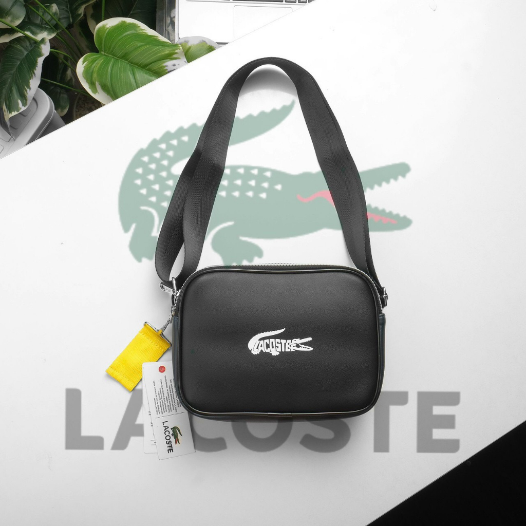 Lacoste LOGO 斜挎包包括整盒。尺寸 23cm x 17cm x 6cm