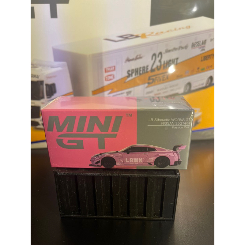 磅剪影 WORKS GT NISSAN 35GT-RR Passion Pink 418 正版 MiniGT 1:64