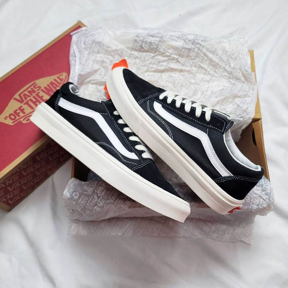 Vans Old Skool Vault 白色和黑色運動鞋