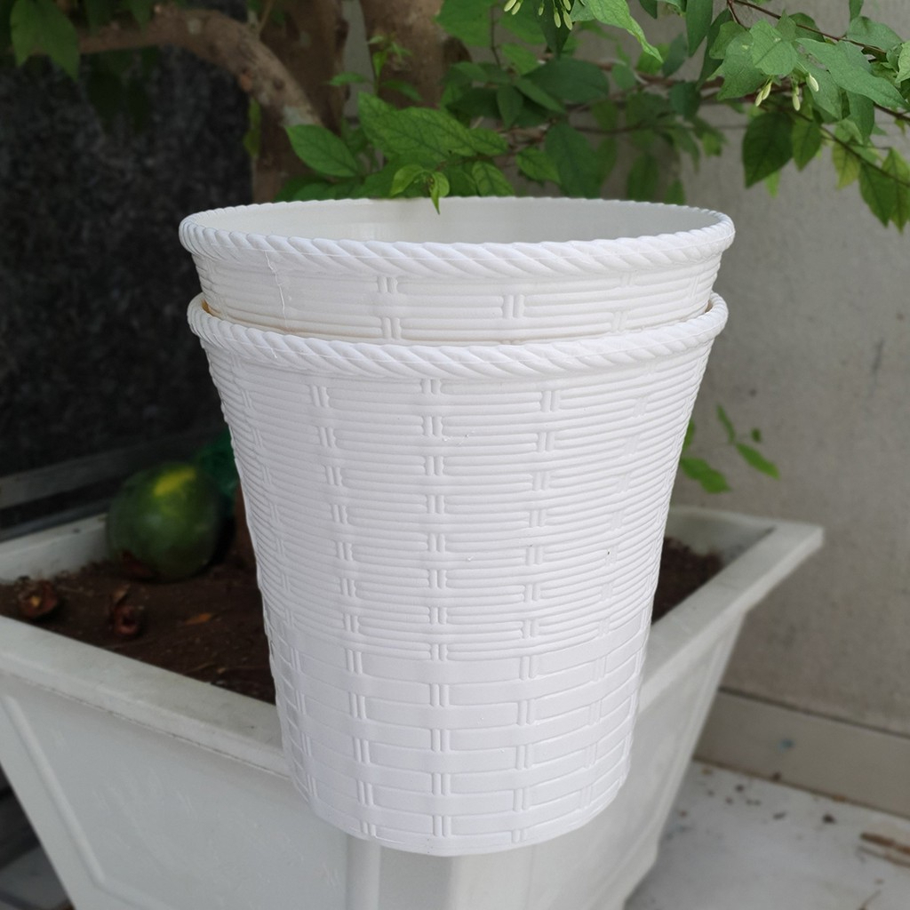 美麗的 2 層白色針織藤製花盆類型 1 尺寸 26x26cm 耐用、美觀、硬塑料