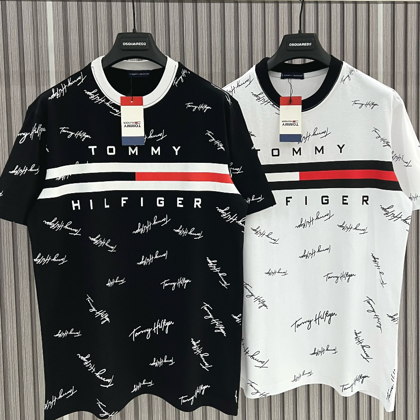 Tommy Hilfiger 男女款黑白紅色標誌性條紋T恤搭配襯衫。 Tommy 中性 T 恤新版