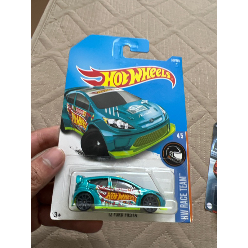 Hot Wheels 汽車模型 1:64 比例 - 12 FORD FIESTA