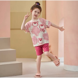 女孩草莓熊套裝。 彩色可愛套裝包括褲子和襯衫(代碼 002)