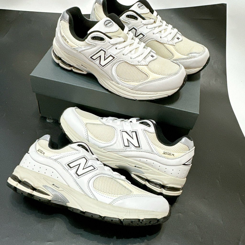 New balance 運動鞋 2002r 白色奶油黑色 2024 年熱門趨勢