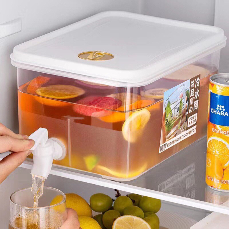 帶水龍頭的水箱 5L。 整潔多用途冰箱中的茶和水果罐